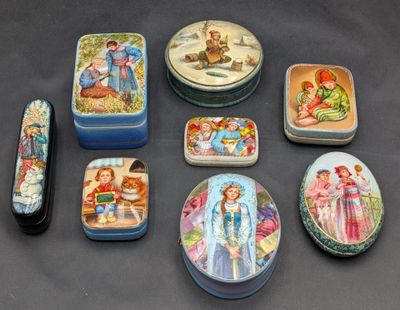 de nombreuses boîtes différentes ornées d'images, posées sur une table