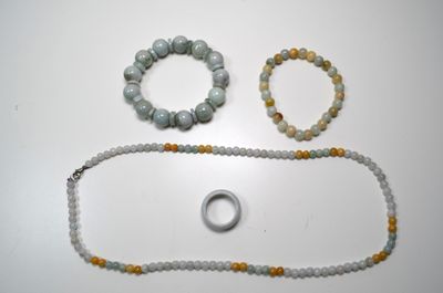 Un lot de bijoux en jade dont : un bracelet de boules altern…