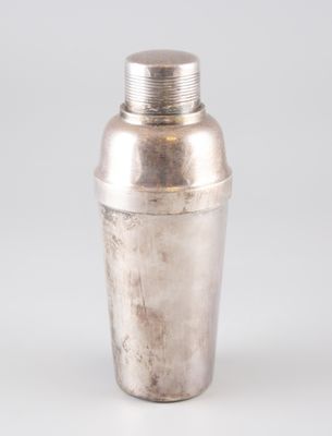 un shaker à cocktail argenté muni d'un couvercle en métal, sur fond blanc