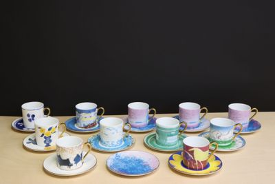 a lot of cups and saucers on the table