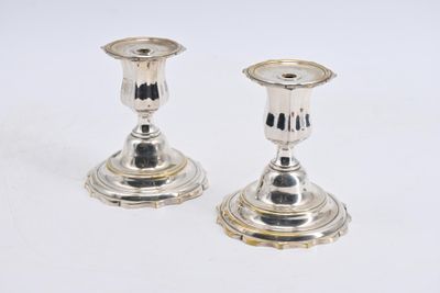 paire de chandeliers en argent sur fond blanc