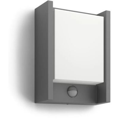 un gros plan d'une lampe fixée au mur, à côté d'un distributeur de papier essuie-tout