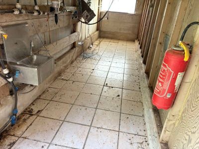 un extincteur et une borne d'incendie dans un coin de la pièce