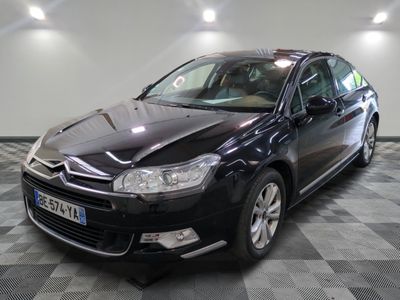 une photo d'une citrole noire garée dans un garage
