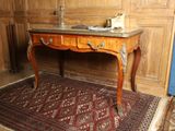 un bureau avec un plateau en marbre et un tapis au sol
