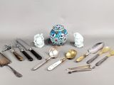 plusieurs types d'argenterie sur la table