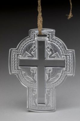 une décoration en forme de croix en argent à laquelle est suspendue une corde
