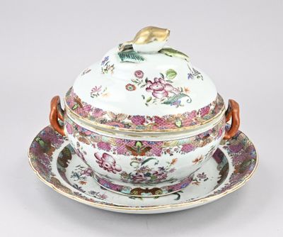 un bol et une soucoupe posés sur une assiette décorée d'un oiseau