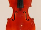 gros plan d'un violon avec un archet sur fond blanc