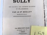 une feuille de papier posée sur une table, sur laquelle est collé un post-it