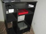 un bureau d'ordinateur noir sur lequel est posé un ordinateur portable