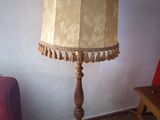 une lampe posée sur une table dans une pièce