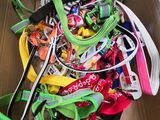 une boîte en carton remplie d'articles divers à vendre