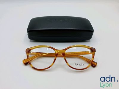 les lunettes sont posées à côté de l'étui, sur la table