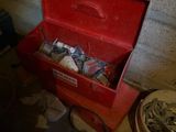 une boîte rouge contenant de nombreux objets