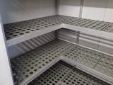 une étagère en métal au milieu d'une pièce