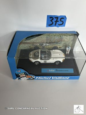 une boîte contenant une maquette de voiture de police