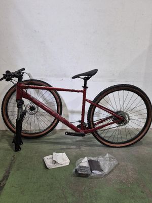 un vélo posé par terre à côté d'un sac