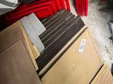 une pile de chaises rouges dans une pièce où se trouve un radiateur rouge