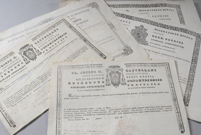 quelques vieux papiers sont empilés les uns sur les autres sur une table