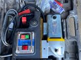 une boîte à outils contenant des outils, posée sur le sol