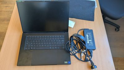 un ordinateur portable posé sur un bureau en bois
