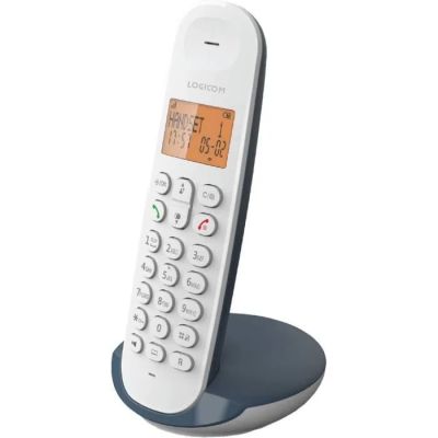 gros plan d'un téléphone sur un support sur fond blanc
