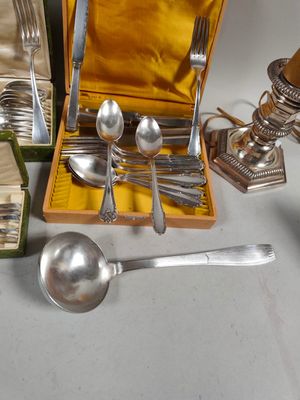 des couverts et de l'argenterie dans un coffret posé sur une table