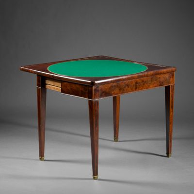 une petite table avec un plateau vert et deux pieds
