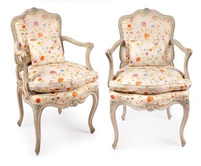 PAIRE DE FAUTEUILS en bois mouluré et sculpté de style Louis XV, le do - Photo 1