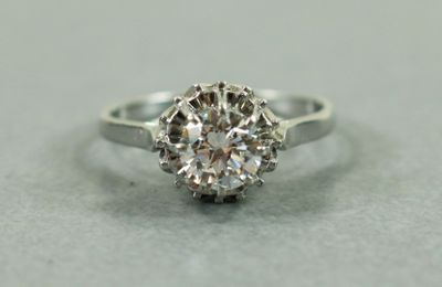 BAGUE en or blanc 18K, ornée d'un diamant solitaire naturel …