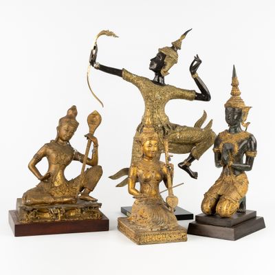 trois statues en bronze représentant une femme armée d'un arc et d'autres personnages