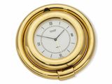 une horloge en or avec des chiffres romains sur le cadran