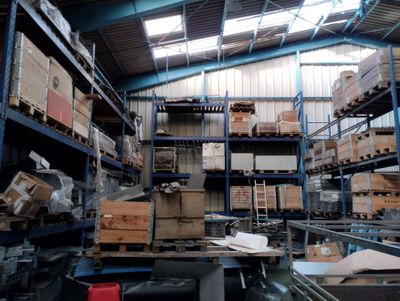 Sur les racks, éléments de profilés galva et alu et divers palettes ga - Photo 1