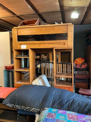 un lit superposé avec un bureau et une bibliothèque dans la chambre