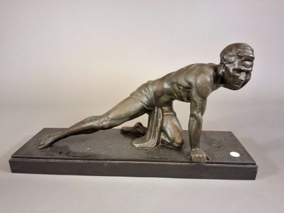 statue en bronze représentant un homme dans une posture de yoga, posée sur un socle en marbre