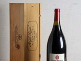 une bouteille de vin posée à côté d'une caisse en bois