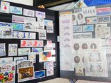 une photo d'un tableau d'affichage sur lequel sont collés des timbres