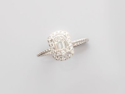 bague en émeraude et diamant sur fond blanc