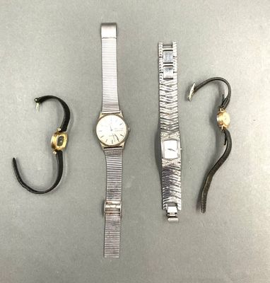 deux montres et un crochet posés sur la table