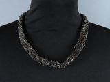 un collier de perles noires et argentées sur un mannequin, un mannequin, un mannequin, un mannequin, un mannequin, un mannequin, un mannequin, un mannequin, un mannequin