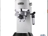 une image d'une machine à café sur fond blanc