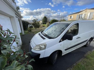 la camionnette blanche est garée sur le côté de la route