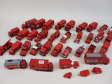 beaucoup de petits camions rouges en plastique posés sur une table