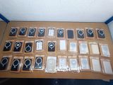 tout un tas d'appareils électroniques posés sur la table