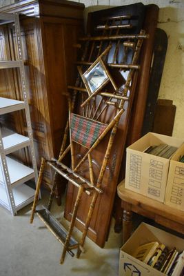 un tas de vieux meubles dans une pièce, à côté d'une bibliothèque