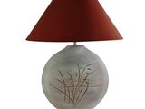 une lampe blanche avec un abat-jour rouge