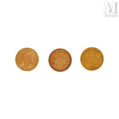 trois types différents de pièces d'or sur fond blanc