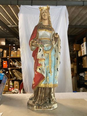 une statue représentant une femme coiffée d'une couronne, posée sur une table