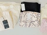 beaucoup de vêtements qui traînent sur une table